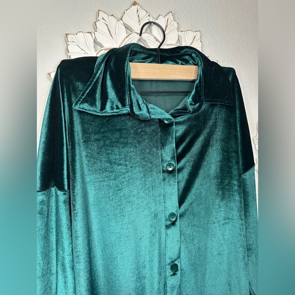 Soft & stretchy emrald green velvet wide leg pant & button up set size Medium✨ - Picture 3 of 12